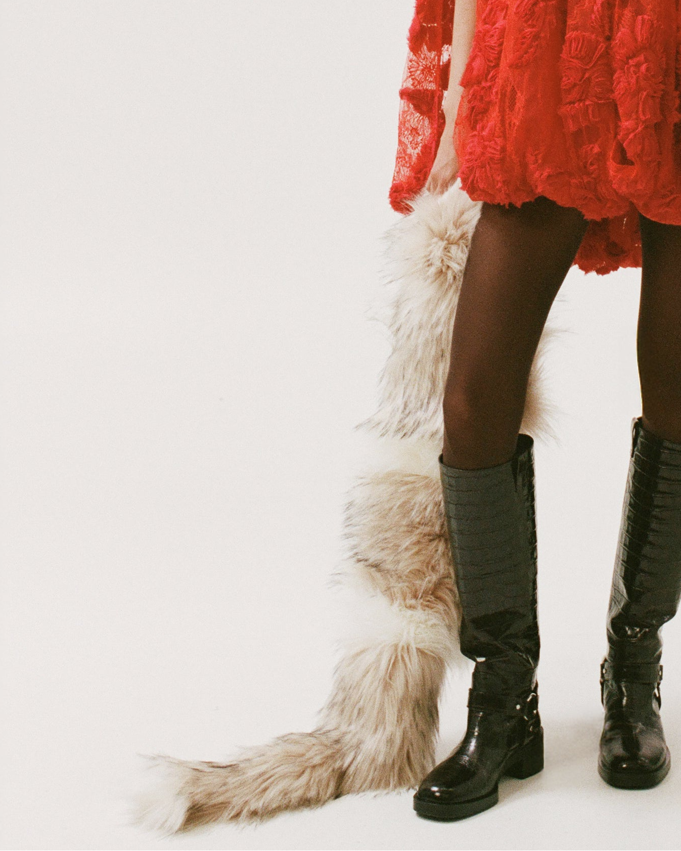 The cream faux fur boa