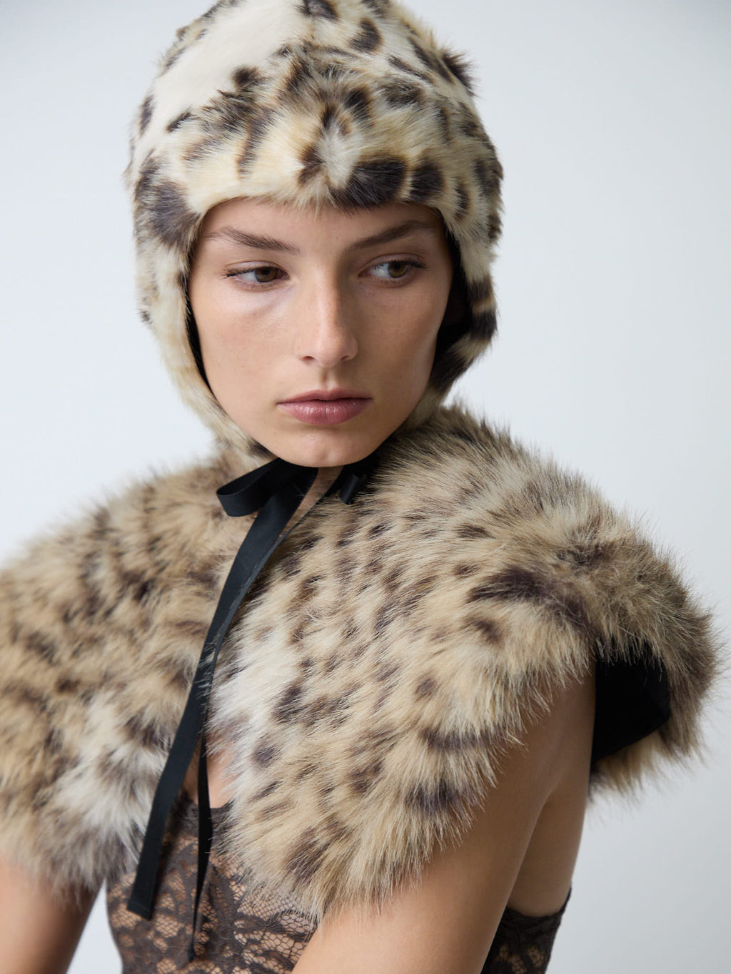 The fur collar in plush faux lynx