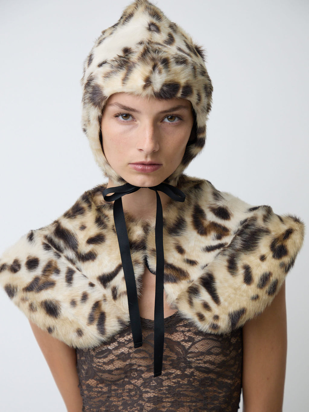 The fur collar in light faux lynx