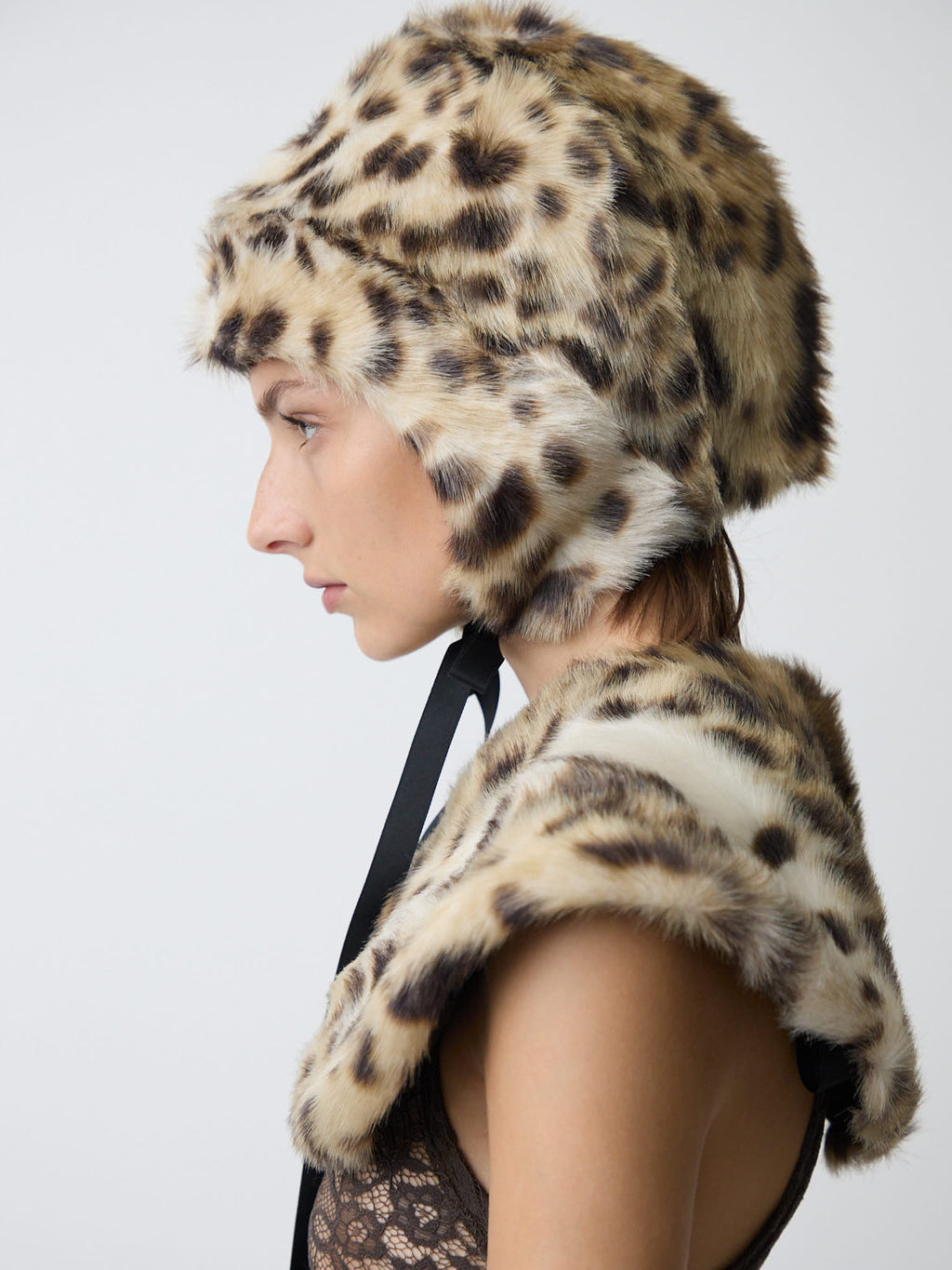 The fur collar in light faux lynx