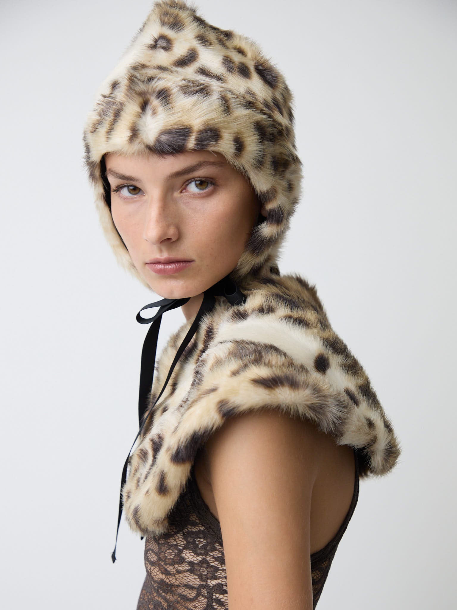 The fur collar in light faux lynx
