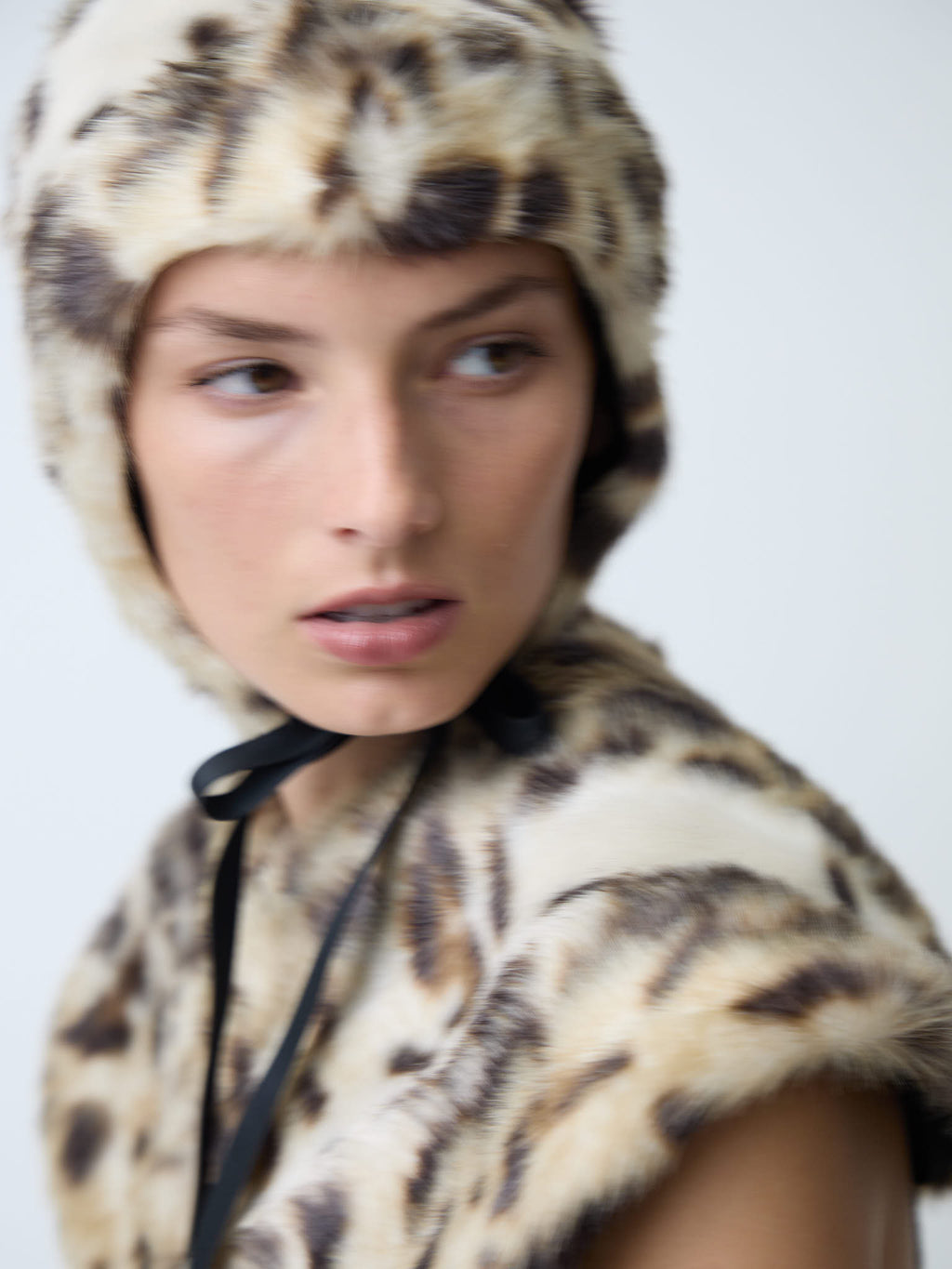 The fur collar in light faux lynx