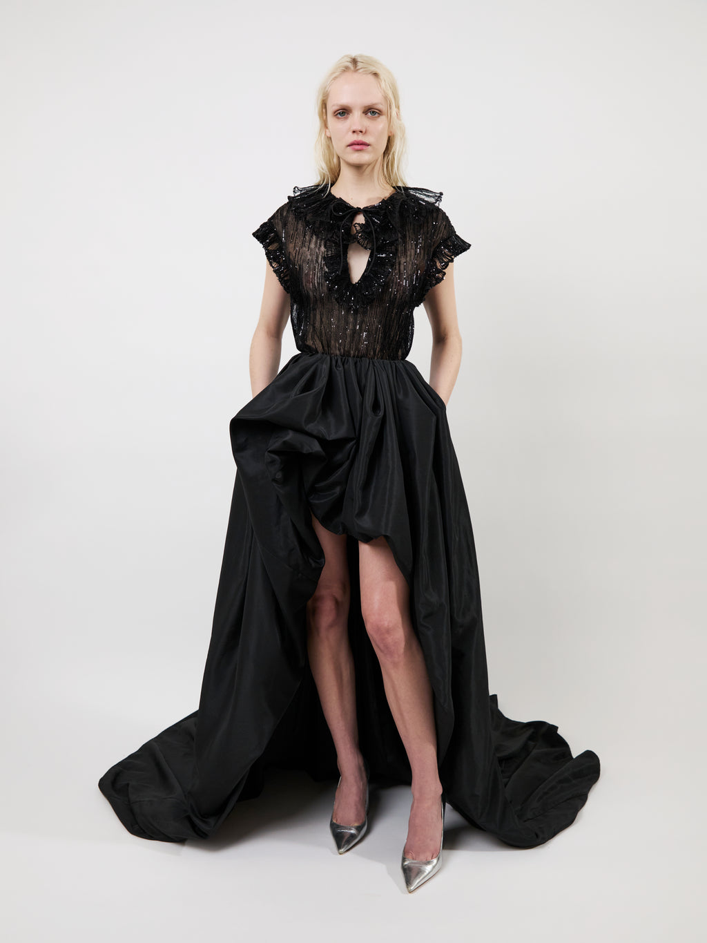 The Este ruffle top in black
