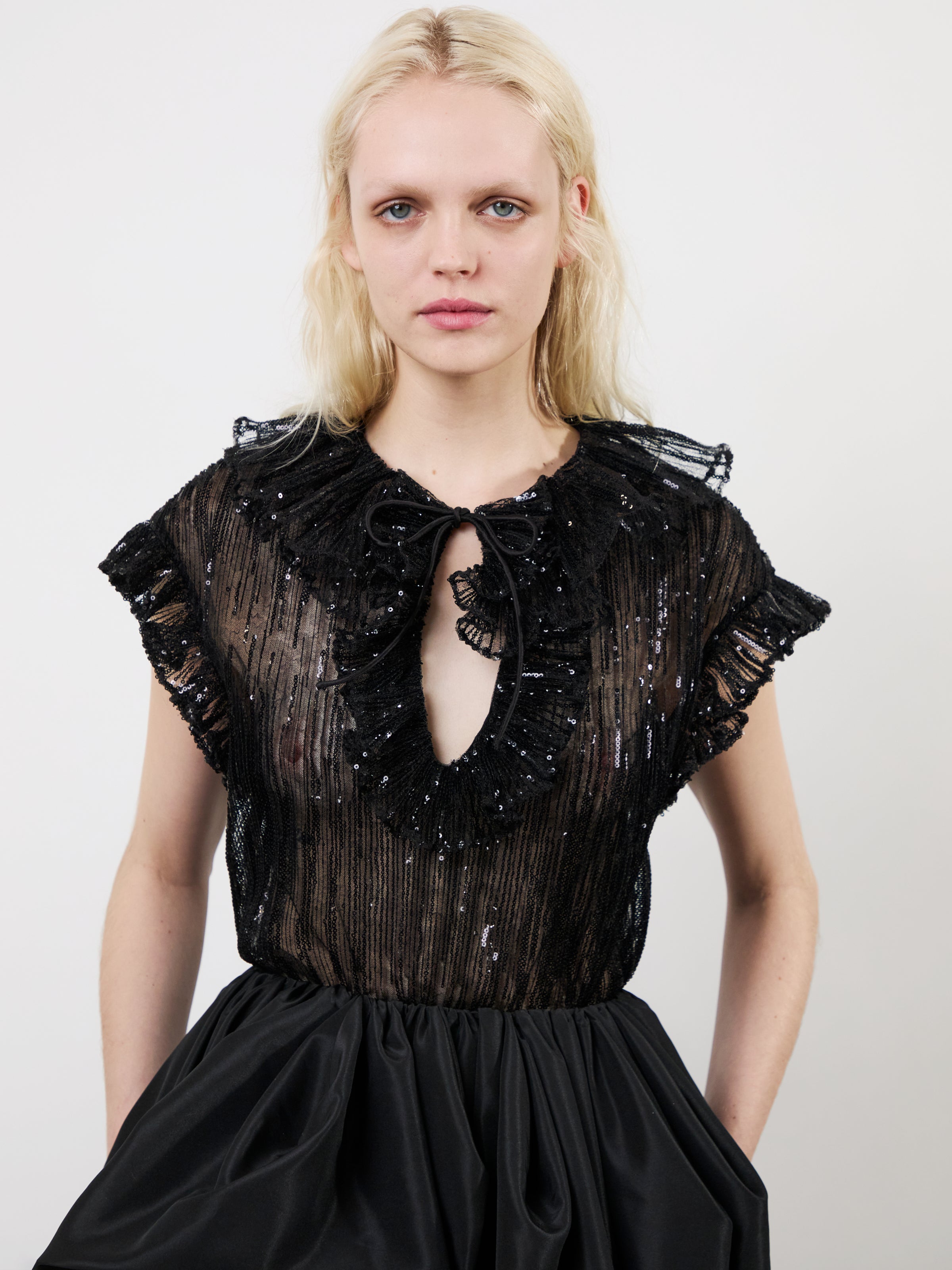 The Este ruffle top in black – Aknvas