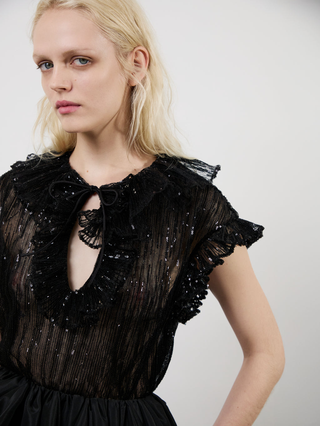 The Este ruffle top in black