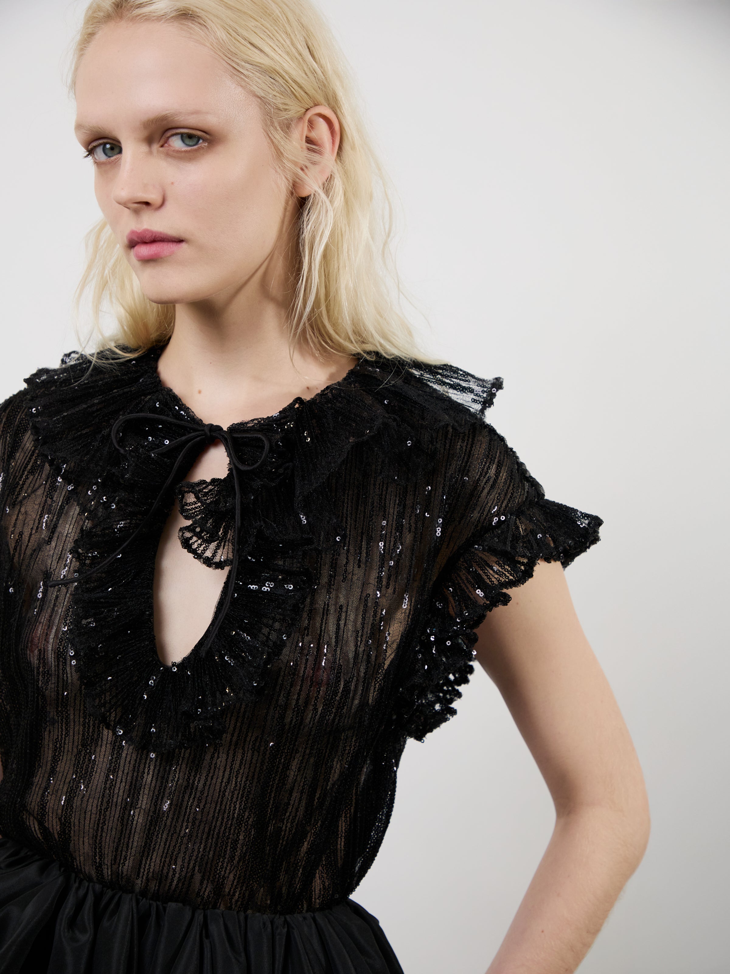 The Este ruffle top in black