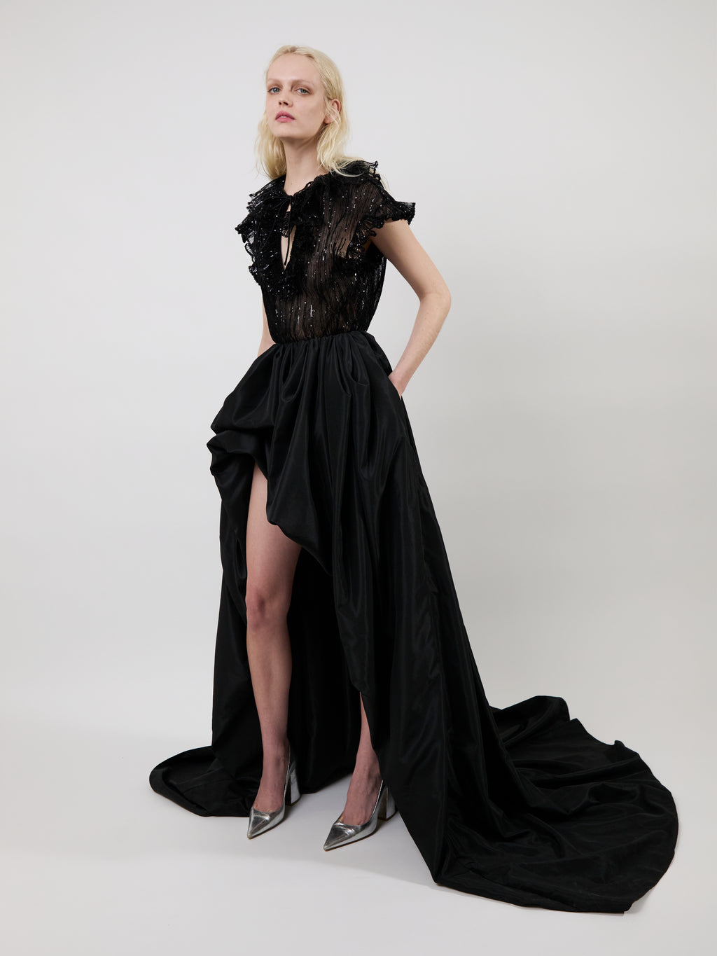 The Este ruffle top in black