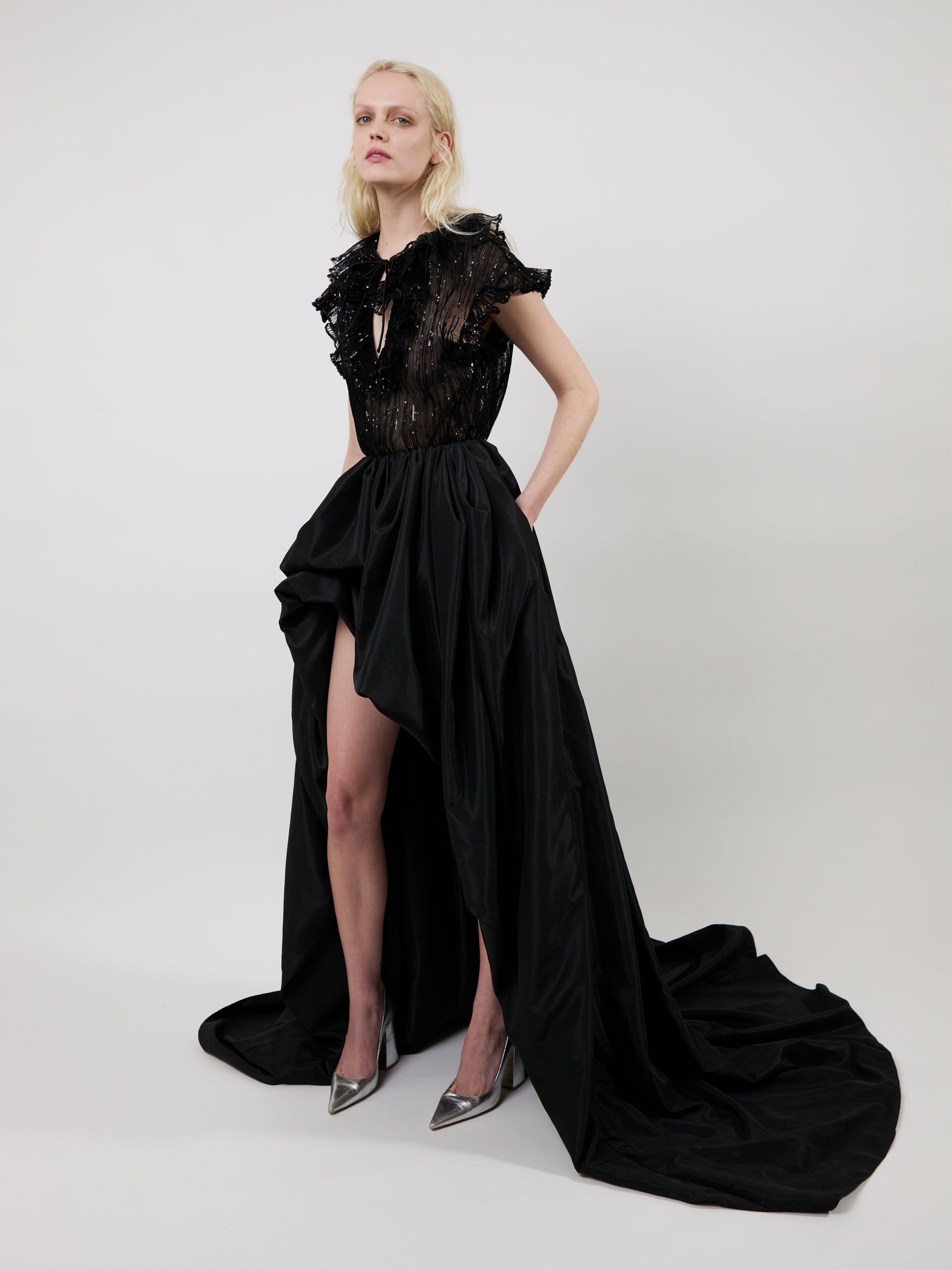 The Este ruffle top in black