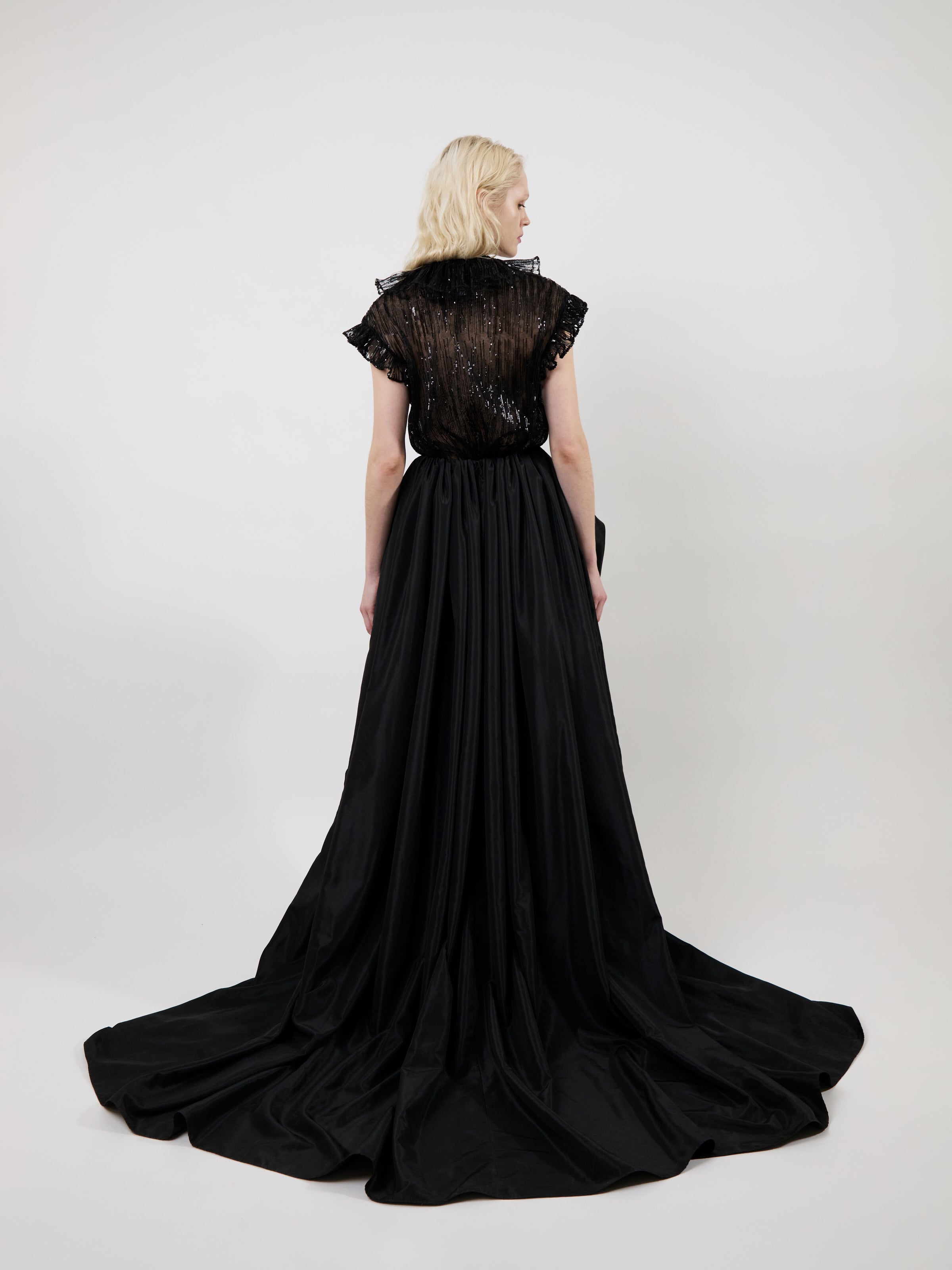 The Este ruffle top in black