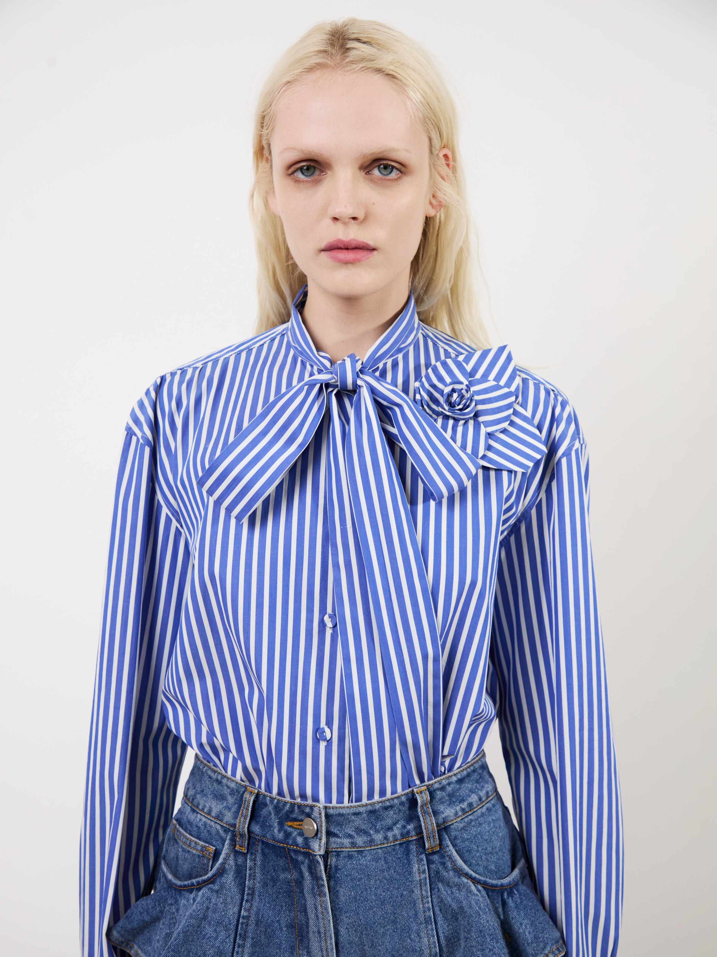 The tied Flor shirt in blue