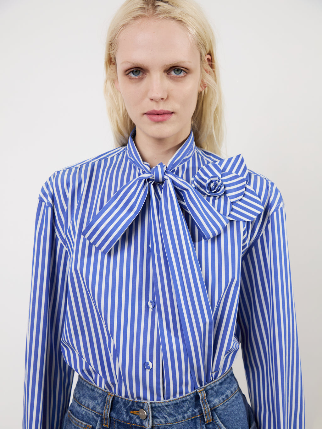 The tied Flor shirt in blue