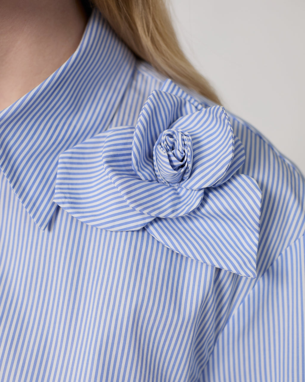 The Flor shirt in sky blue pinstripe