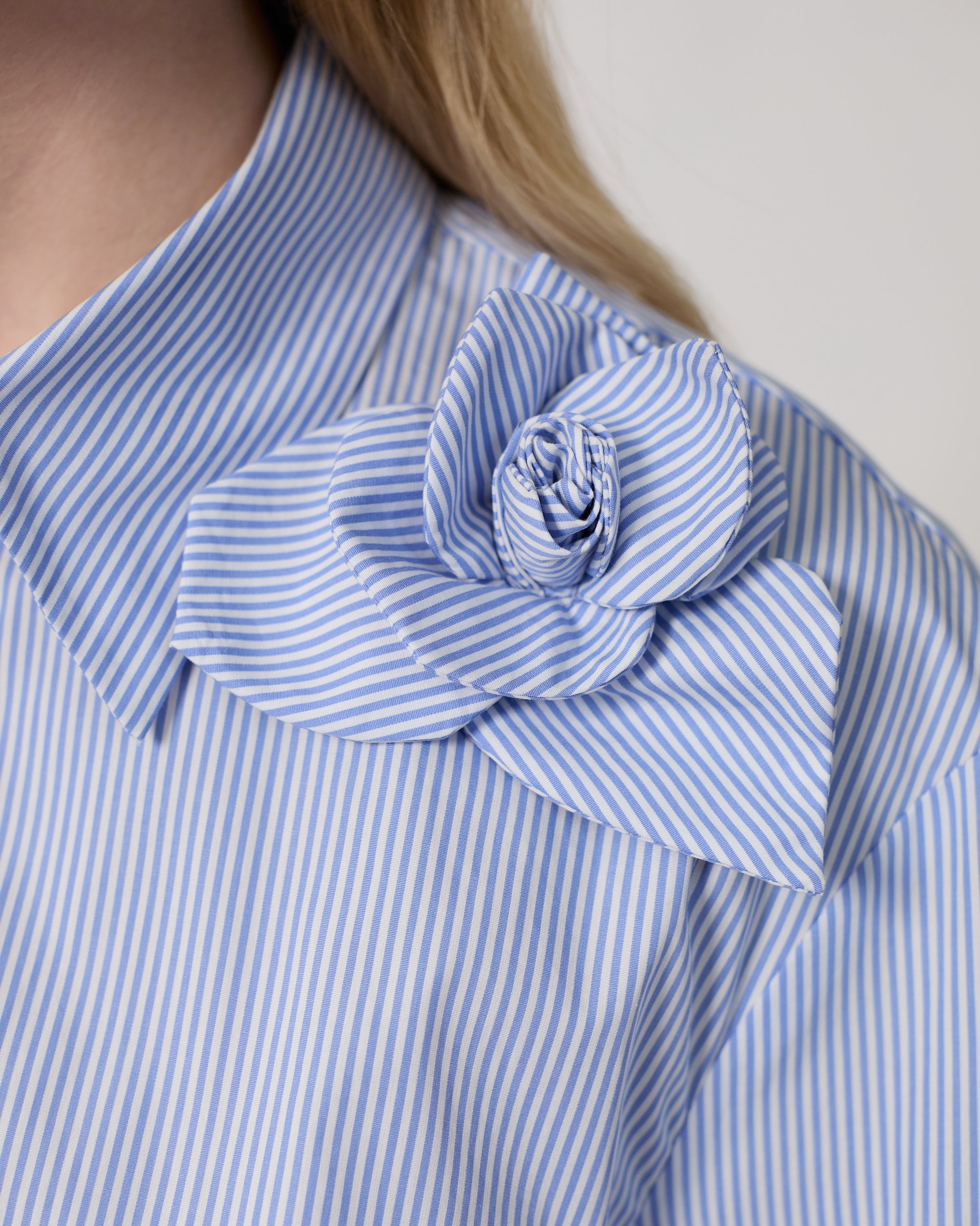 The Flor shirt in sky blue pinstripe