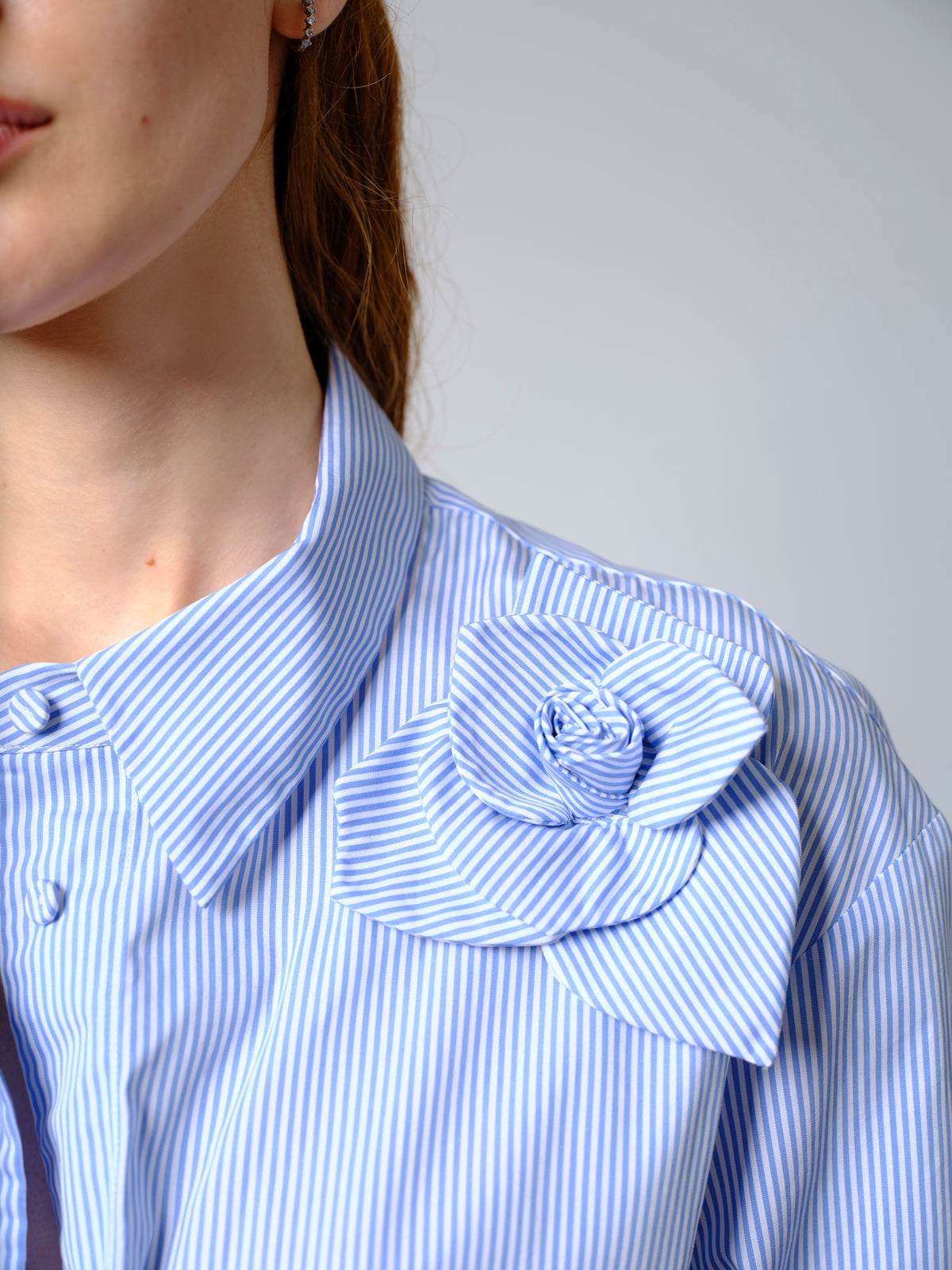 The Flor shirt in sky blue pinstripe
