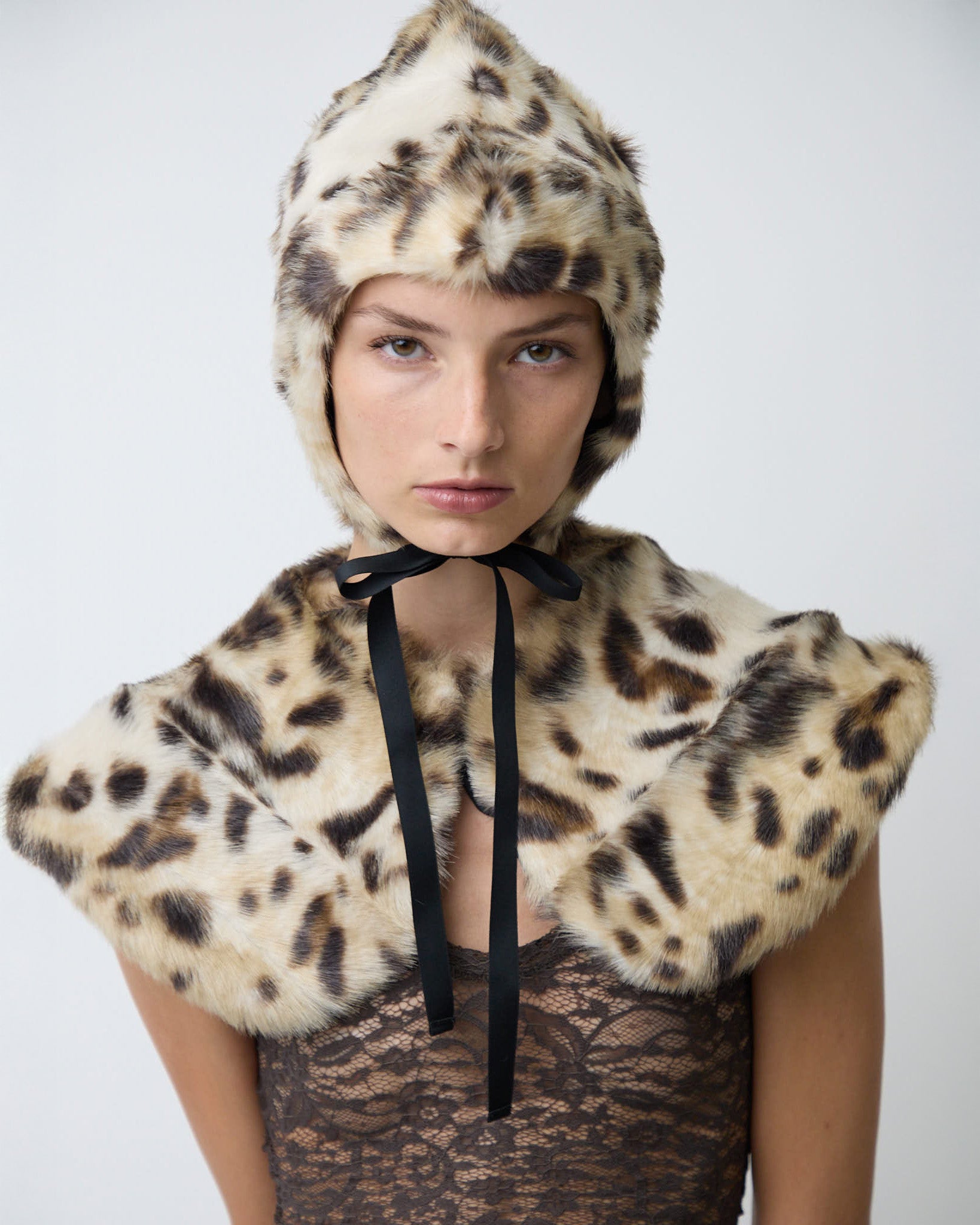 The fur collar in light faux lynx
