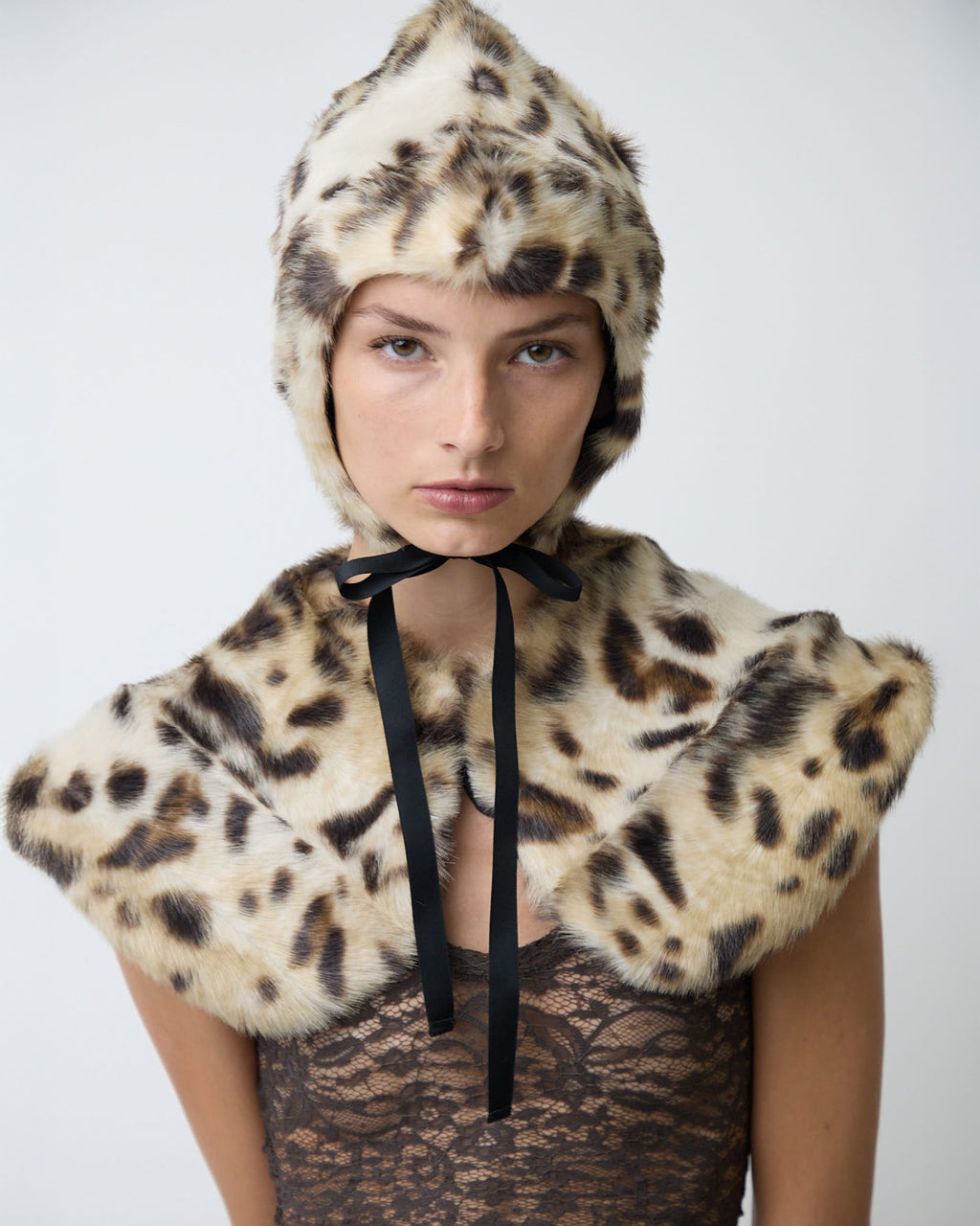 The fur collar in light faux lynx