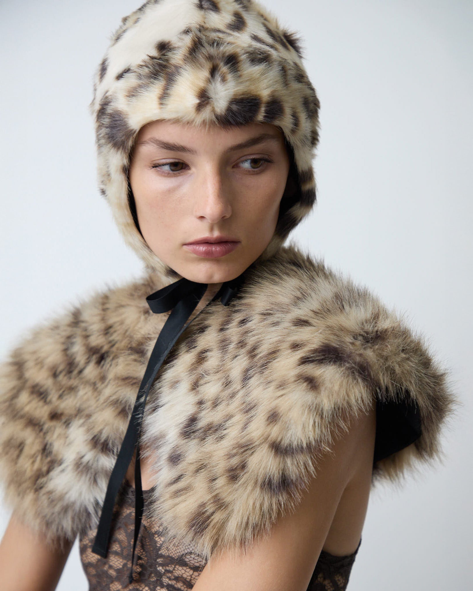The fur collar in plush faux lynx