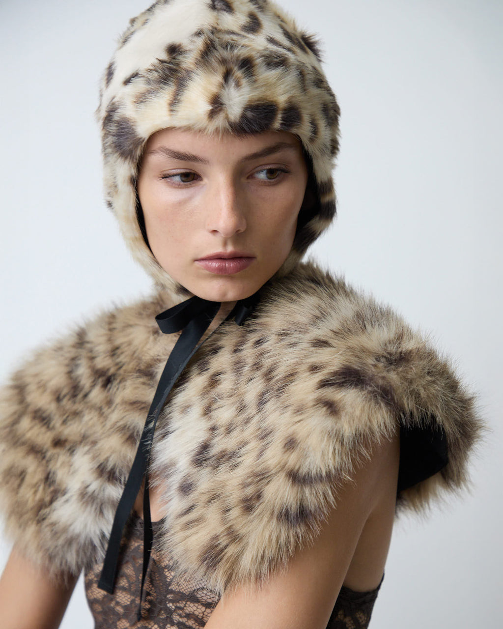 The fur collar in plush faux lynx